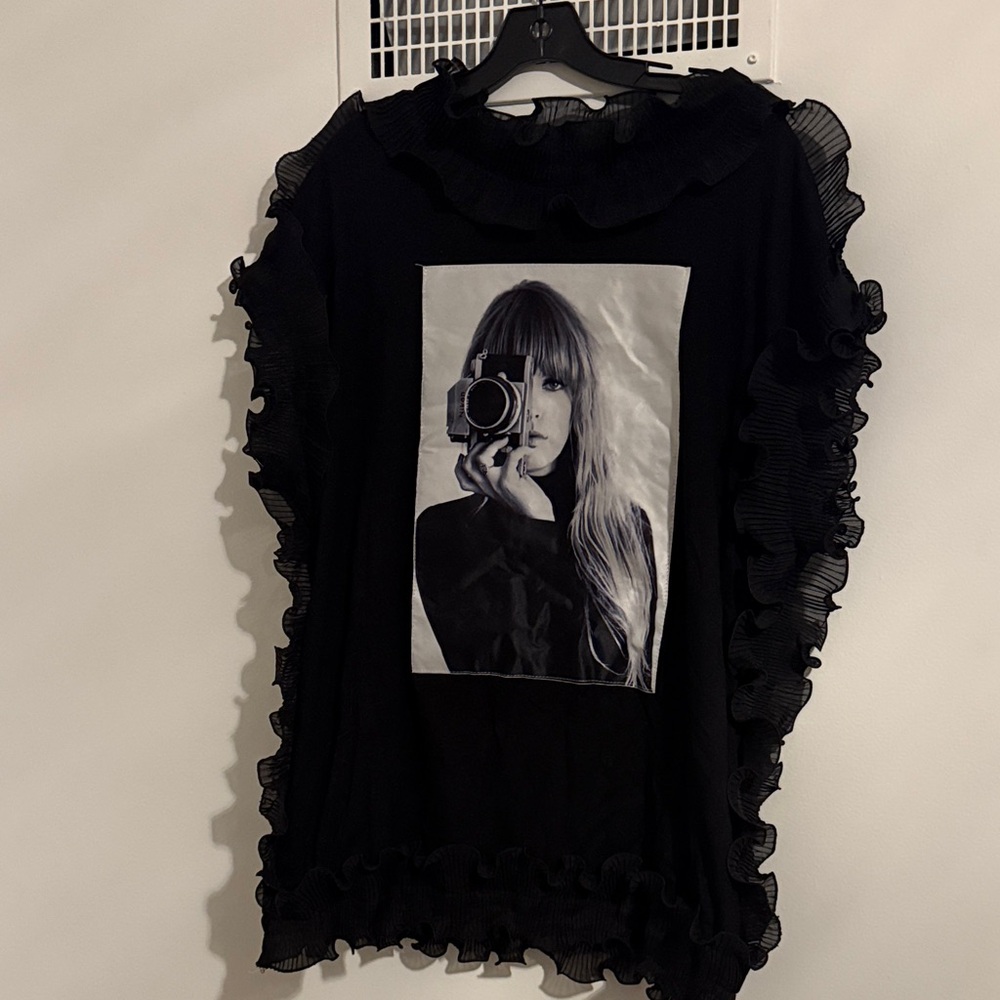 Chic Black Ruffled Tunic/Mini with Graphic Print